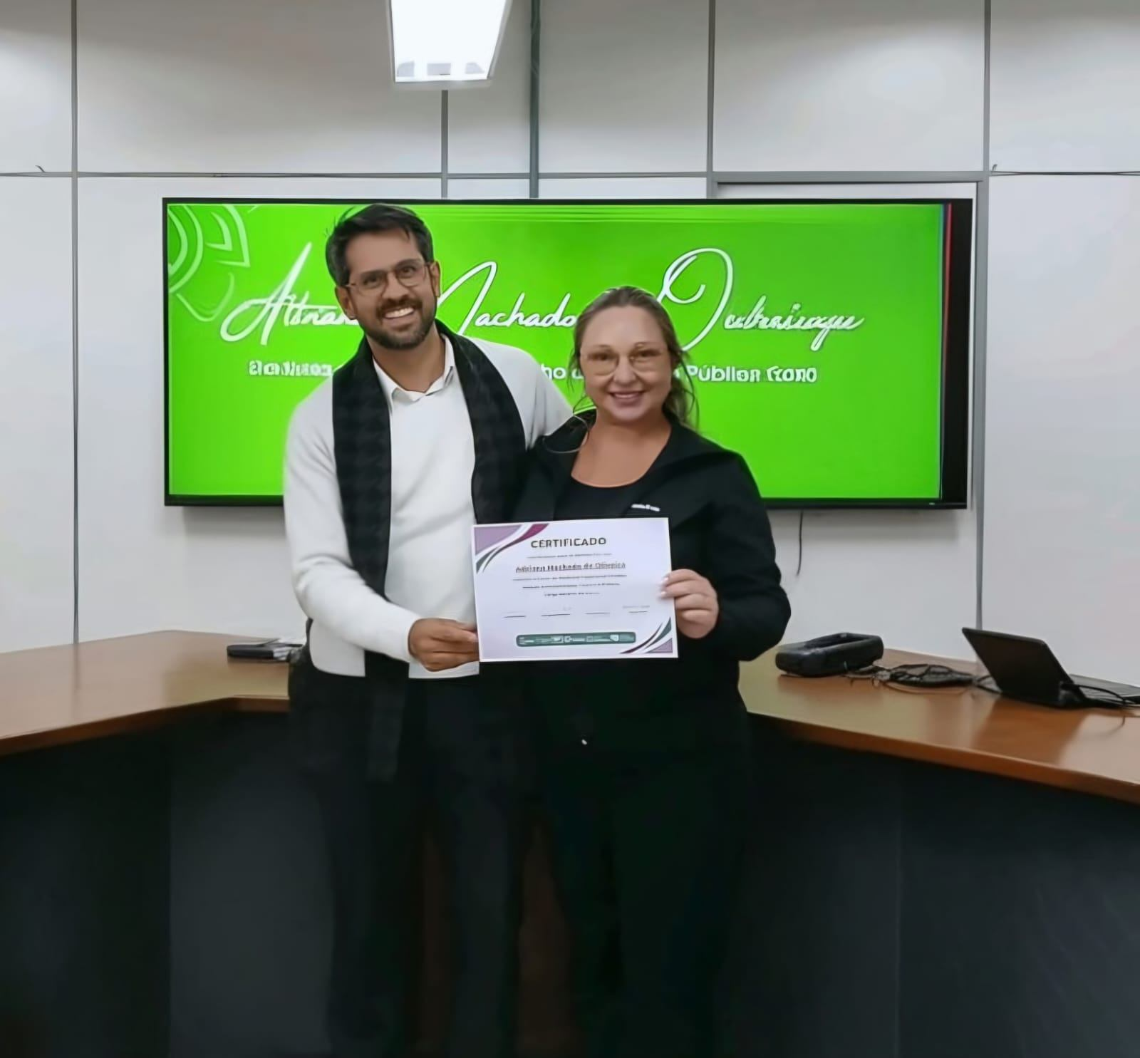 Léo Pinheiro entregando o certificado a uma aluna